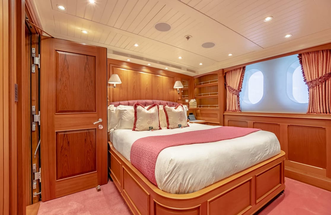 An image of Shadowl yacht