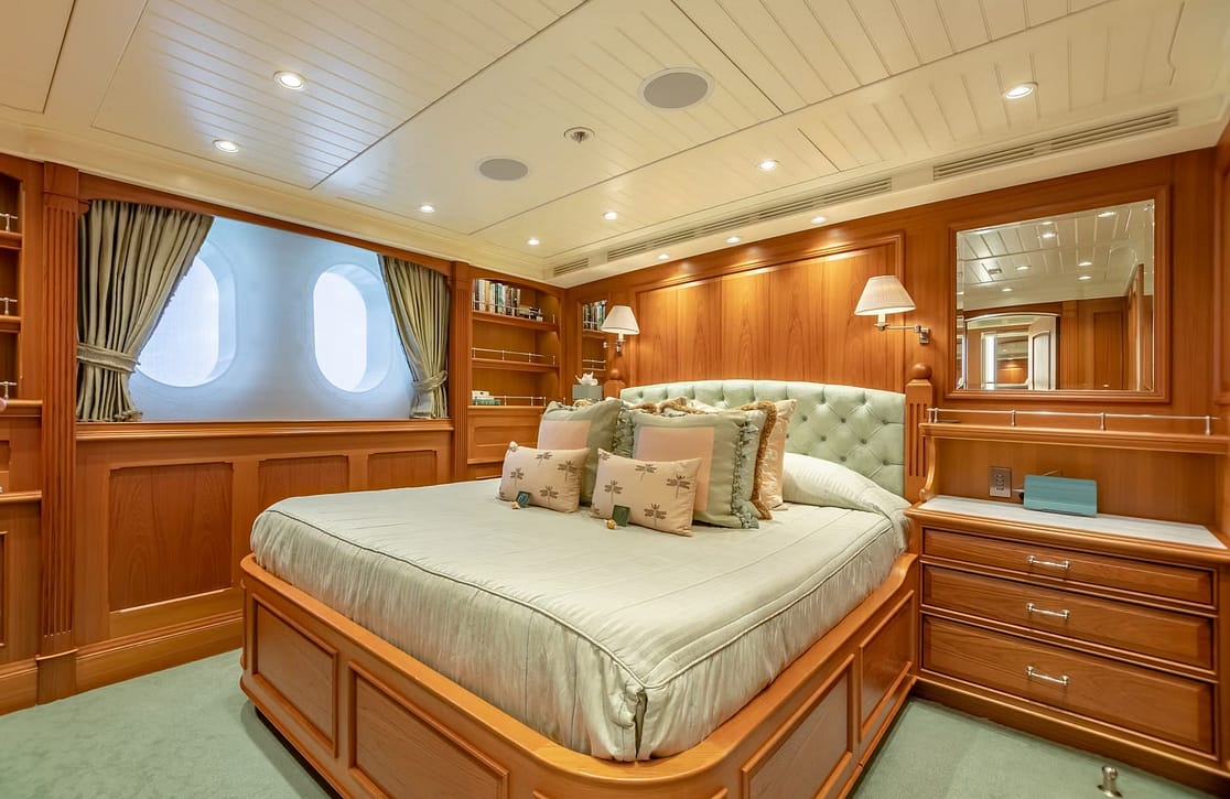An image of Shadowl yacht