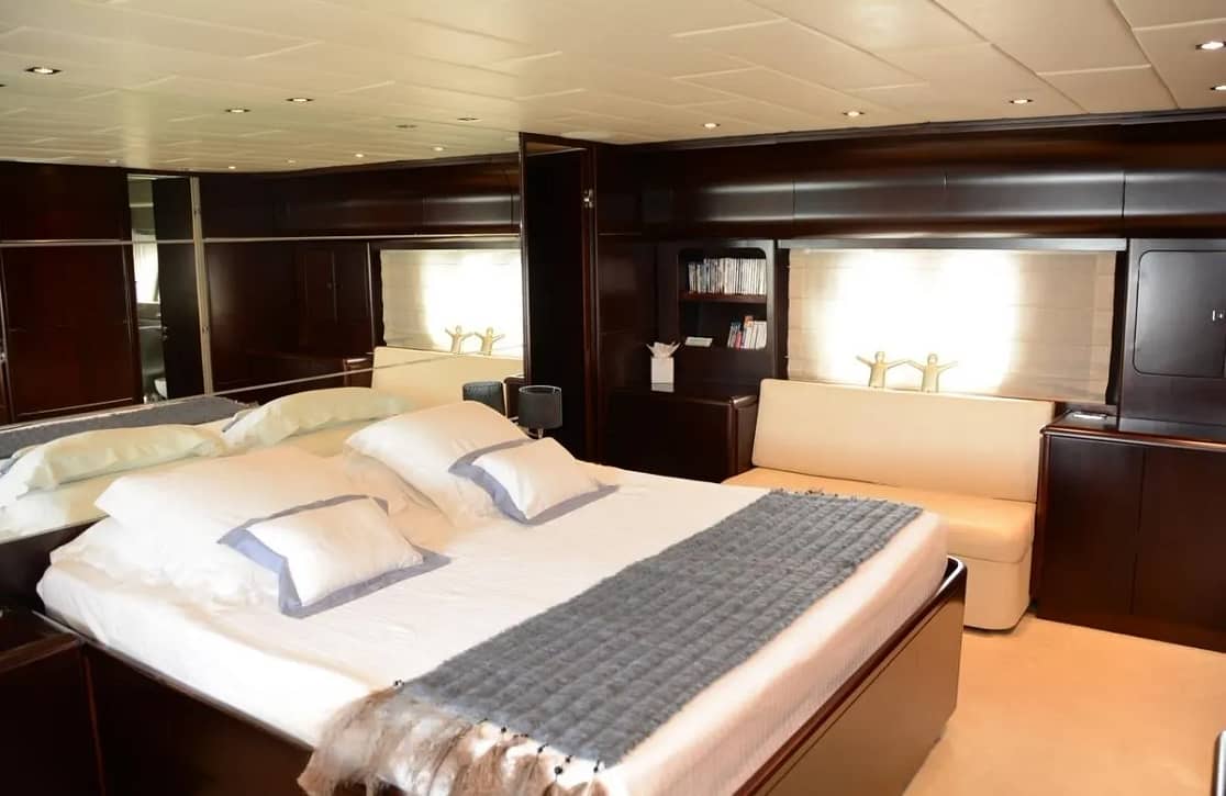 An image of Tender To yacht