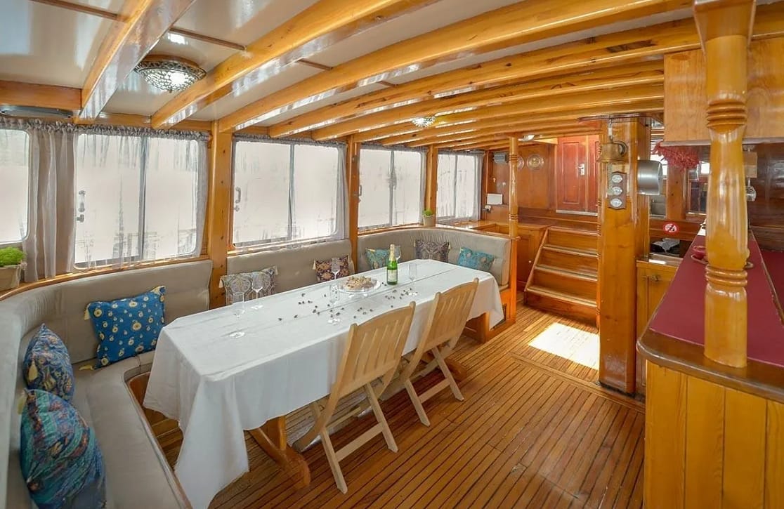 An image of La Reine yacht