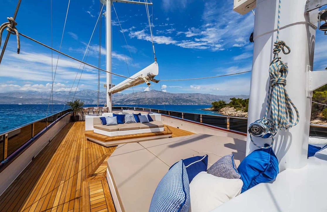 An image of Clase Azul yacht