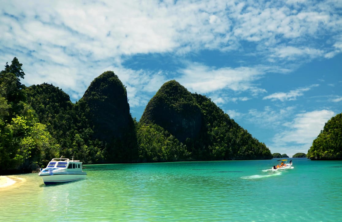 The World’s Top 8 Diving Destinations for Yacht Charter