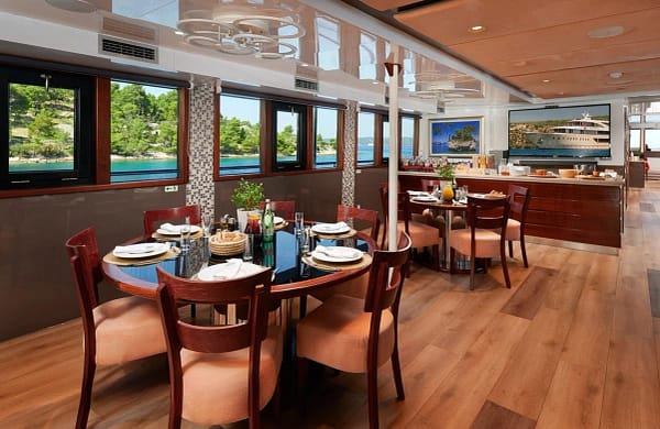 An image of Queen Eleganza yacht