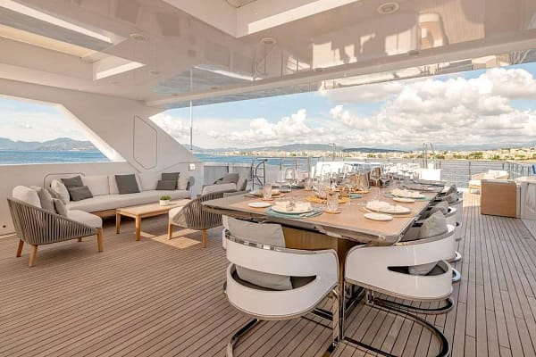 An image of Medially yacht